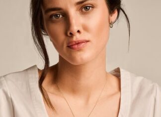 Minimalistische gouden sieraden voor een verfijnde dagelijkse look
